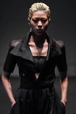 イージェイ シェヤン 2024年春夏コレクション - 夜の街のコンクリートを着想源に｜写真25