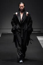 イージェイ シェヤン 2024年春夏コレクション - 夜の街のコンクリートを着想源に｜写真32