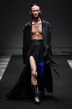 イージェイ シェヤン 2024年春夏コレクション - 夜の街のコンクリートを着想源に｜写真45