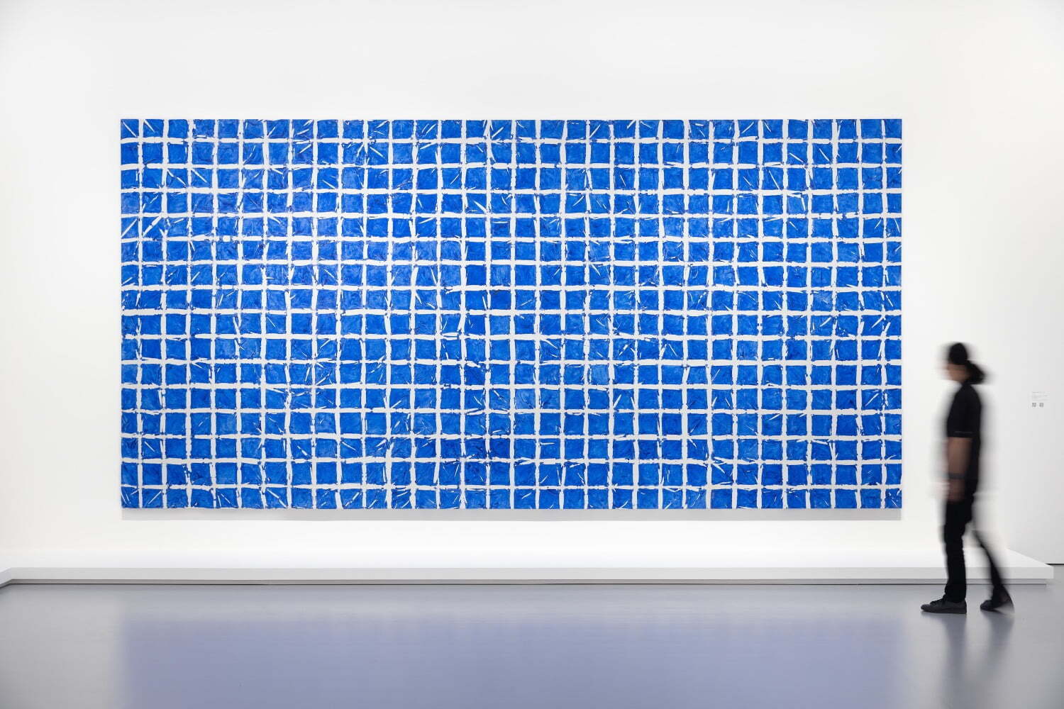 シモン・アンタイの回顧展がエスパス ルイ・ヴィトン大阪で - “折り畳み”手法による抽象画が一堂に