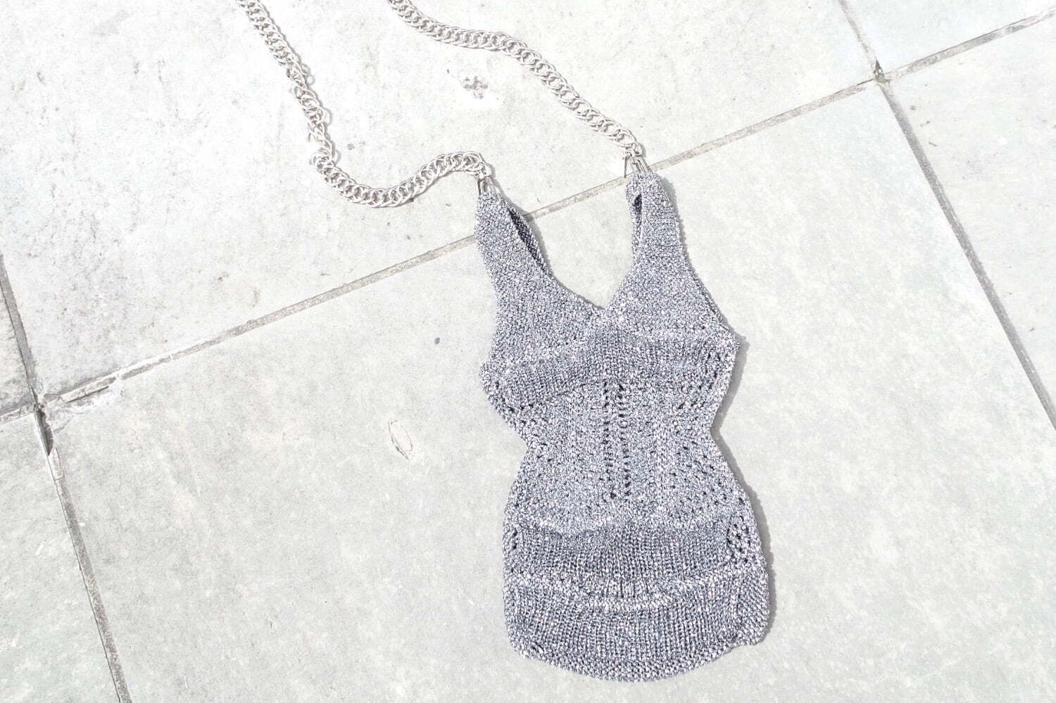 オダカのコルセット着想ニットバッグ、“ラメ糸きらめく”シルバーカラーが伊勢丹新宿店別注で