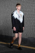 シンヤコヅカ 2024年春夏コレクション、月夜の散歩道｜写真40