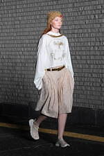 シンヤコヅカ 2024年春夏コレクション、月夜の散歩道｜写真44