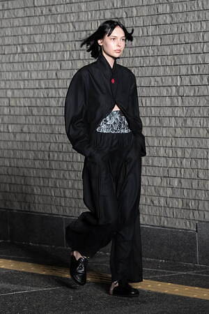 シンヤコヅカ 2024年春夏コレクション、月夜の散歩道｜写真21