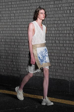 シンヤコヅカ 2024年春夏コレクション、月夜の散歩道｜写真35