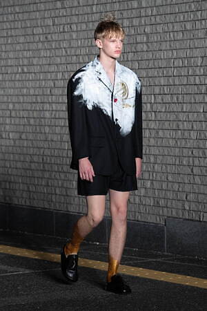 シンヤコヅカ 2024年春夏コレクション、月夜の散歩道｜写真40