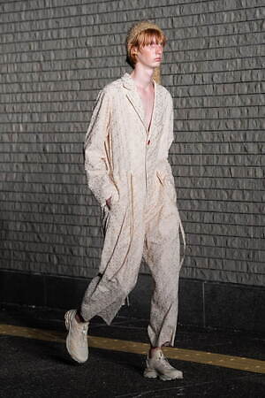 シンヤコヅカ 2024年春夏コレクション、月夜の散歩道｜写真45