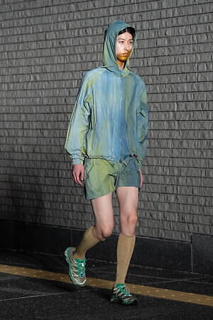 シンヤコヅカ 2024年春夏コレクション、月夜の散歩道｜写真48