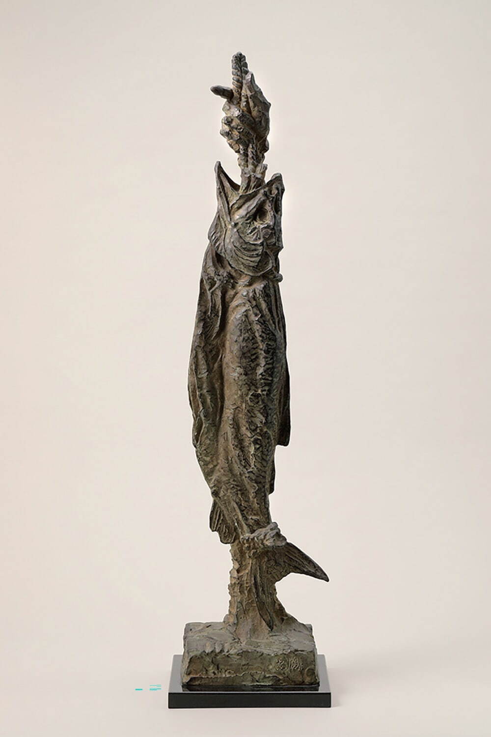 古賀忠雄 《鮭》 1952年 ブロンズ 練馬区立美術館蔵