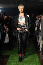 セヴシグ 2024年春夏コレクション - 障壁の先に見える一縷の光｜写真21