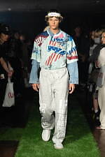 セヴシグ 2024年春夏コレクション - 障壁の先に見える一縷の光｜写真24