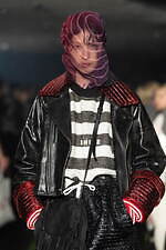 セヴシグ 2024年春夏コレクション - 障壁の先に見える一縷の光｜写真45