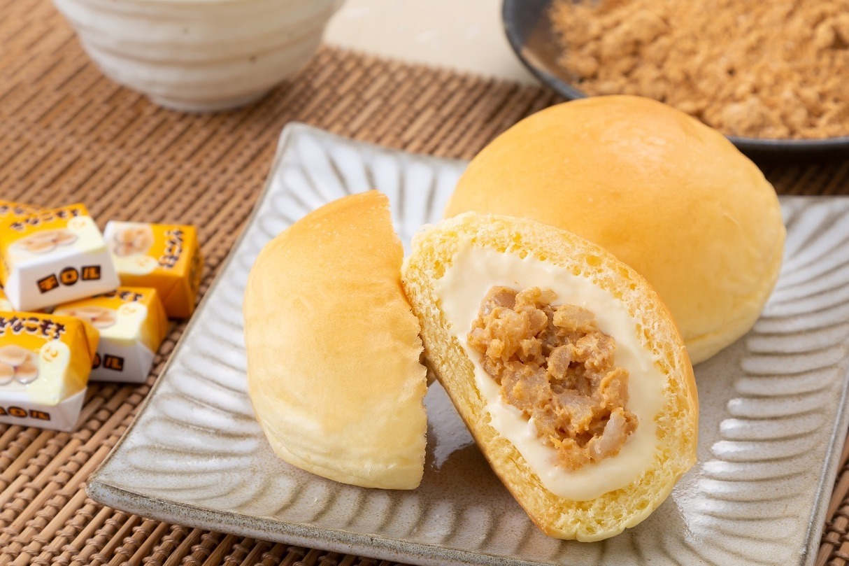 クリームパン｜八天堂×「チロルチョコ きなこもち」くりーむパン、"もちもち求肥入り”きなこクリームをサンド