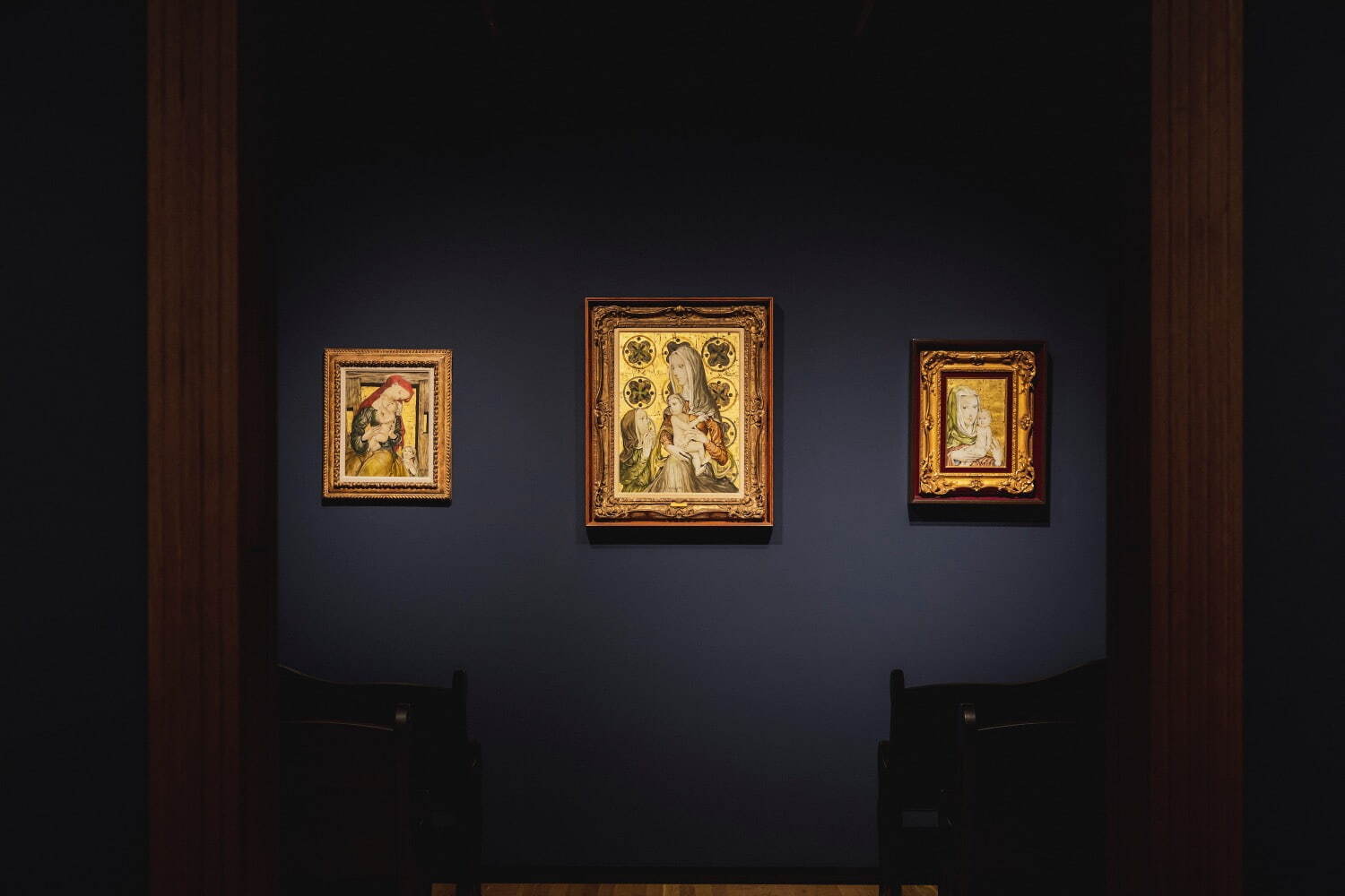 軽井沢安東美術館 展示室4 藤田嗣治 (中央) 《金地の聖母》 1960年 油彩・キャンバス (左) 《母とその子どもたち》 1958年 油彩・キャンバス (右) 《母子像》 1959年 油彩・キャンバス 撮影：Takahiro Maruo