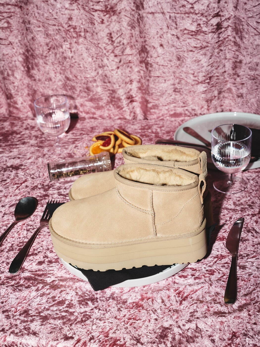 WEB限定お買い得商品の新着アイテム 写真3/8｜UGGの人気厚底ショートブーツに柔らかな“ベージュ 靴