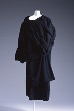 コム デ ギャルソン(COMME des GARÇONS), ジュンヤ ワタナベ(JUNYA WATANABE), ヨウジヤマモト(Yohji Yamamoto), アンダーカバー(UNDERCOVER), ミントデザインズ(mintdesigns), まとふ(matohu) Future Beauty: 30 years of Japanese Fashion｜写真2