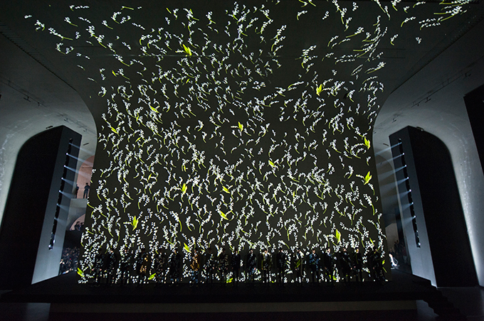 ディオール オムが上海 再注目の美術館でショー - 壁一面に “スズラン”を映し出す | 写真