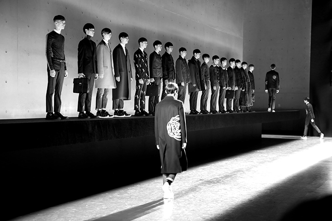 ディオール オムが上海 再注目の美術館でショー - 壁一面に “スズラン”を映し出す｜写真27