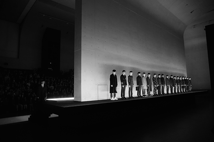 ディオール オムが上海 再注目の美術館でショー - 壁一面に “スズラン”を映し出す｜写真28