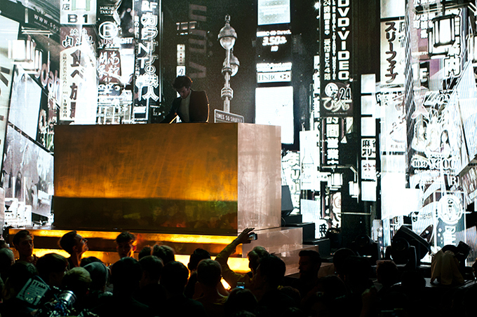 ディオール オムが上海 再注目の美術館でショー - 壁一面に “スズラン”を映し出す｜写真29