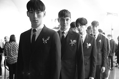 ディオール オムが上海 再注目の美術館でショー - 壁一面に “スズラン”を映し出す