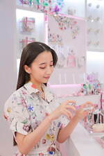 ディオール“メゾンのドレスルーム”着想23年秋コスメ、花々に彩られた限定アイシャドウやリップなど｜写真20