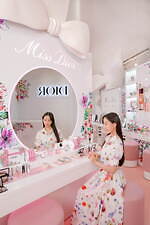 ディオール“メゾンのドレスルーム”着想23年秋コスメ、花々に彩られた限定アイシャドウやリップなど｜写真14