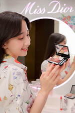 ディオール“メゾンのドレスルーム”着想23年秋コスメ、花々に彩られた限定アイシャドウやリップなど｜写真17