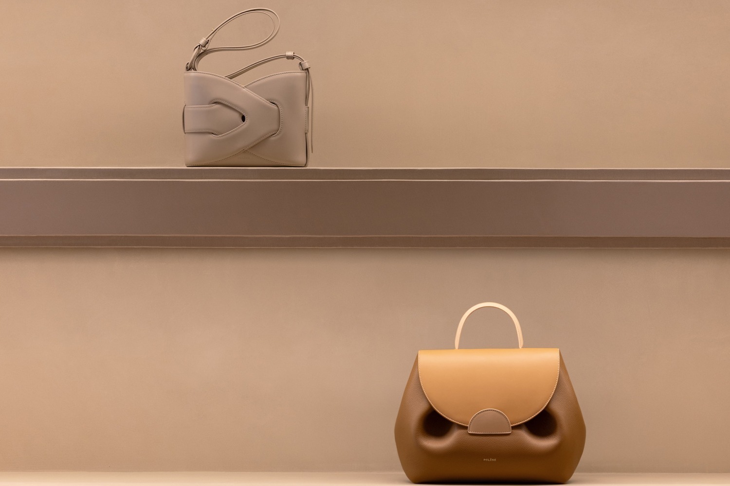 パリ発レザーグッズブランド「ポレーヌ」表参道にアジア初旗艦店、“曲線”フォルムのバッグやジュエリー