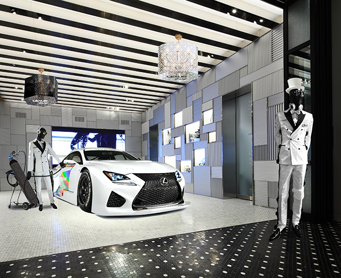 レクサス×ファッション、レーシングの”美しさ”を表現「RC F GT3 concept」青山で展示 | 写真