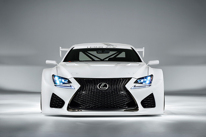 レクサス×ファッション、レーシングの”美しさ”を表現「RC F GT3 concept」青山で展示｜写真3
