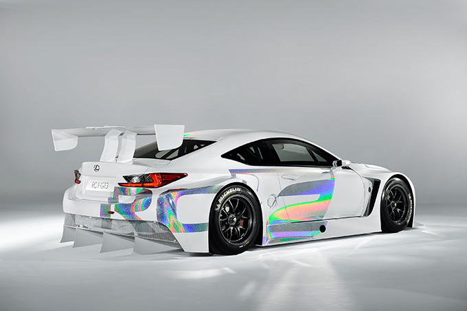 レクサス×ファッション、レーシングの”美しさ”を表現「RC F GT3 concept」青山で展示 | 写真