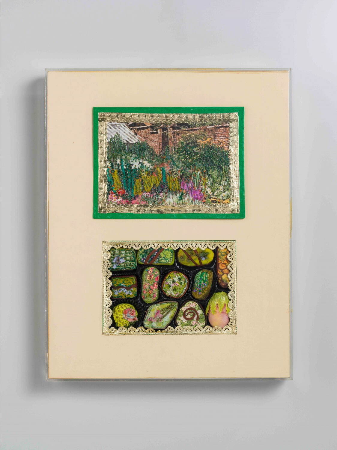 ミリー・スティーヴンス《カードナーズ・チョコレートの箱》1981 絹・手とミシンによる刺繍 35×27.5cm 京都国立近代美術館所蔵