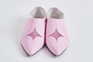 ヨウヘイ オオノ初のシューズ、“ダイヤ型カット”ブーツ＆バブーシュや“ラウンジチェア着想”パンプス