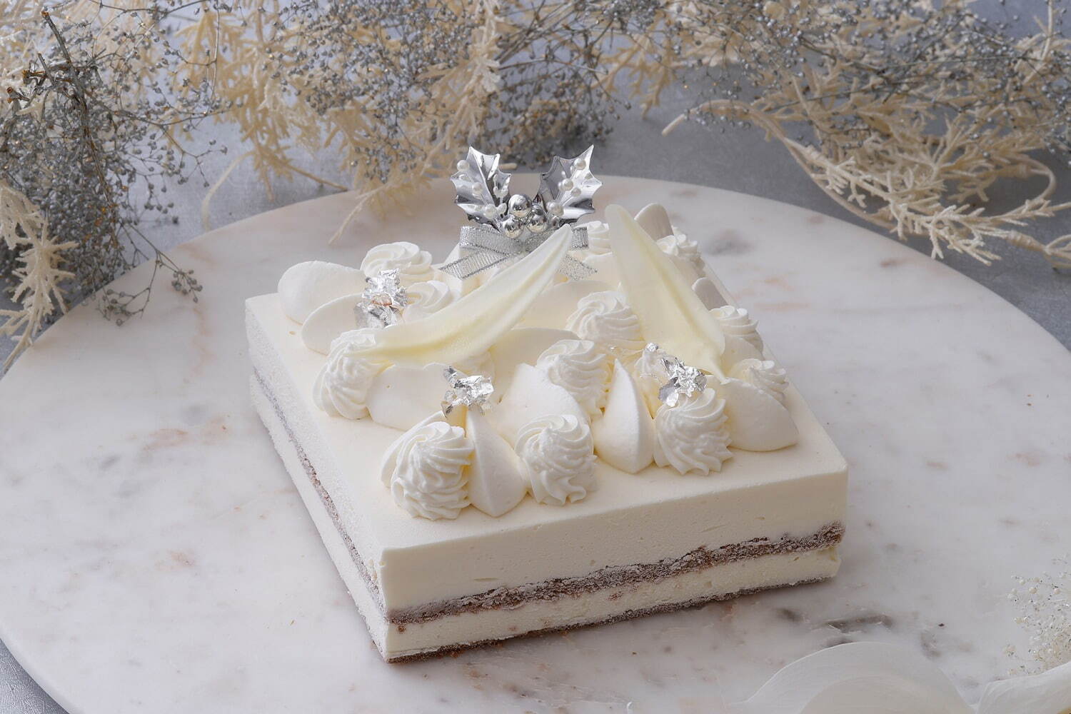 ＜ホテル インターコンチネンタル 東京ベイ＞23年クリスマスケーキ、銀世界なティラミス風ケーキなど
