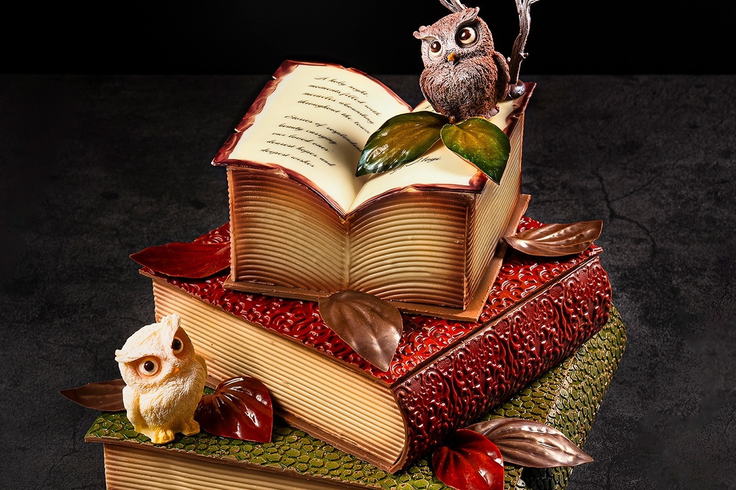 京王プラザホテル23年クリスマスケーキ、三段に重なる本型ケーキ＆白いちごの純白ショートケーキなど