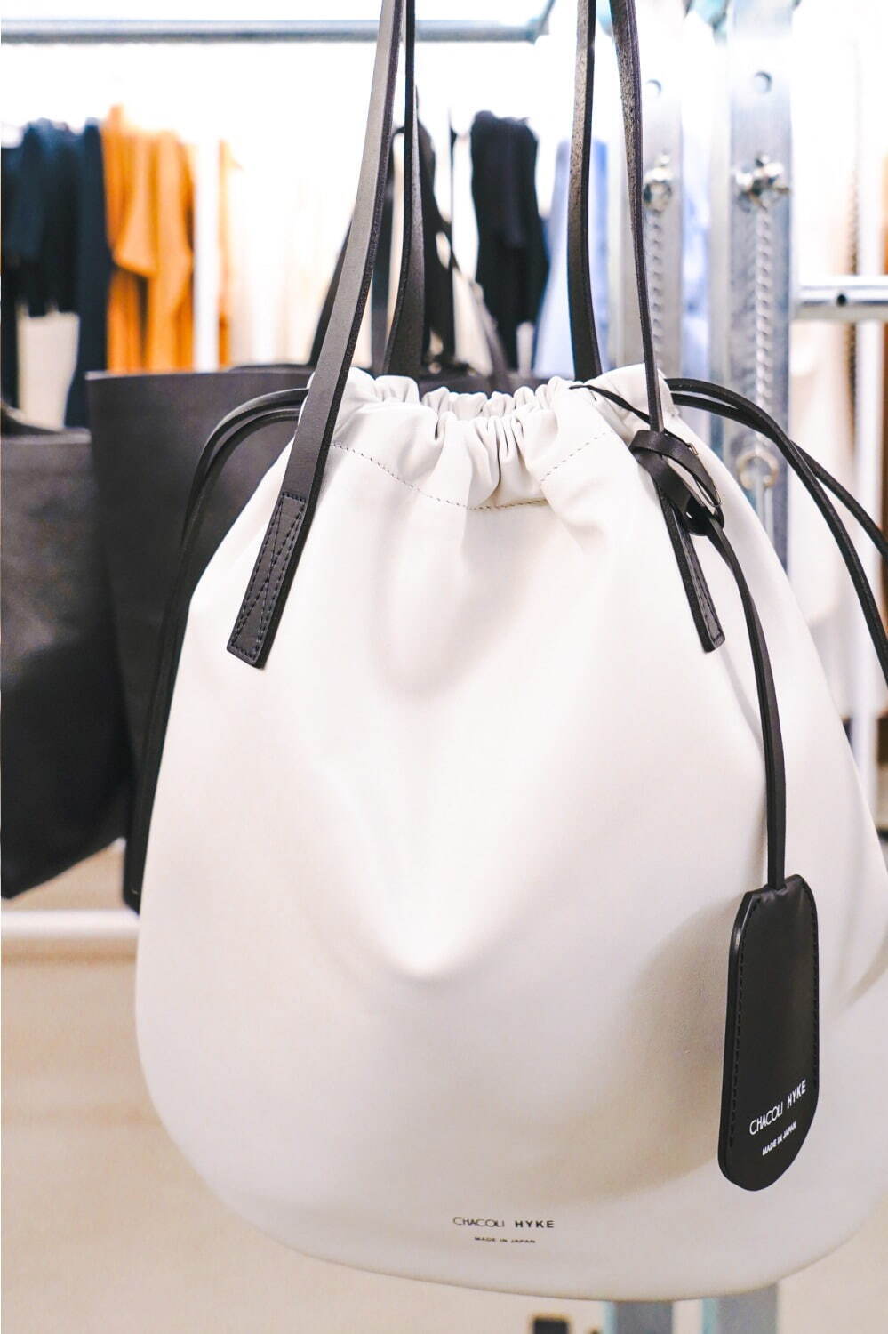 ハイク×チャコリ“英軍のヘルメットバッグ”着想のレザーバッグ
