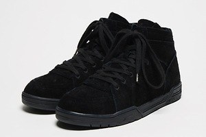 ダイエットブッチャーの新作ハイカットスニーカー、“断ち切り”スエードのアッパーで
