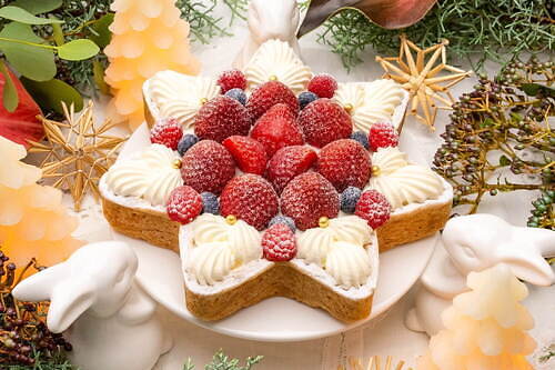 キル フェ ボンのクリスマスケーキ2023、雪イメージのクリーム×苺の“星型タルト”など