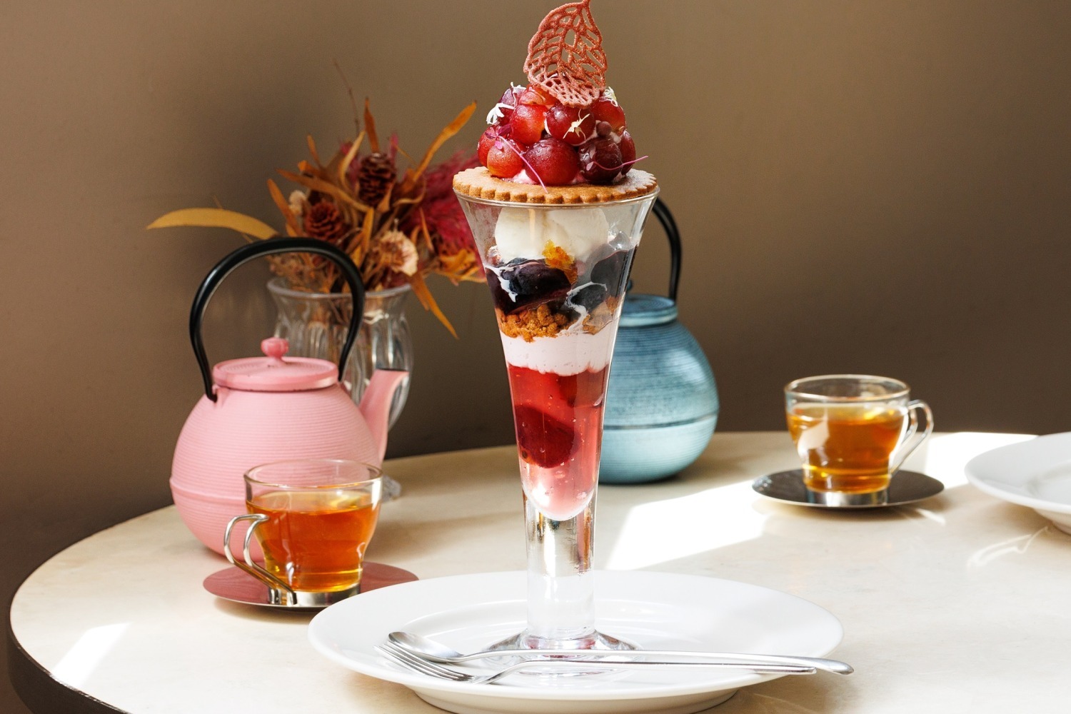 サロン ベイクアンドティーの秋限定ぶどうパフェ、巨峰やナガノパープルを赤ワインで“サングリア風”に