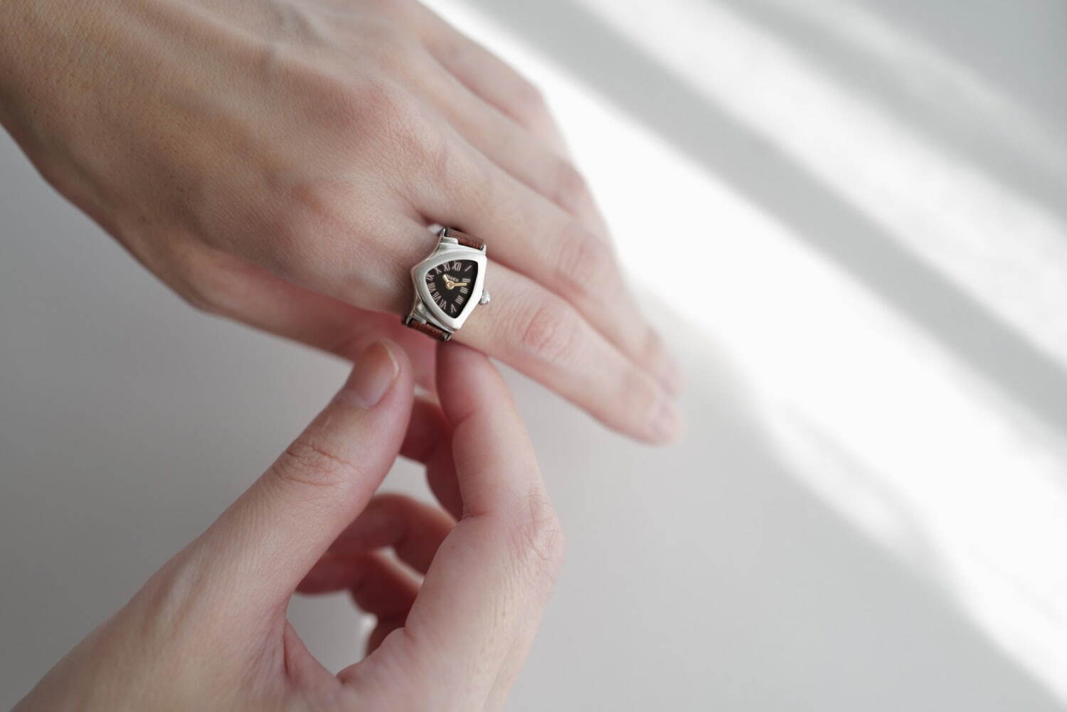 指輪のように楽しむ指時計「モコ」“チョコレート”イメージのブラウン