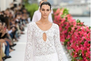 マイケル・コース コレクション 2024年春夏コレクション - 優雅なホリデーのひと時