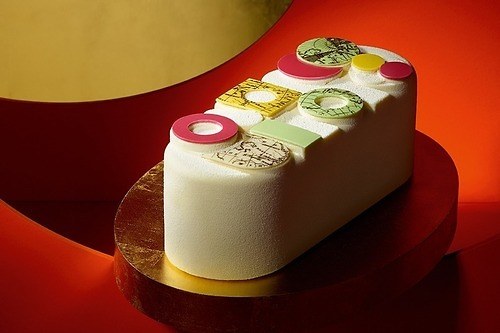 ピエール・エルメ・パリ2023年クリスマスケーキ、“味覚の世界地図”を配したカラフルなケーキなど