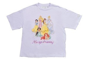 コンダクターによる「ディズニー」限定コレクション、プリンセス＆ヴィランズの集合プリント入りTシャツ