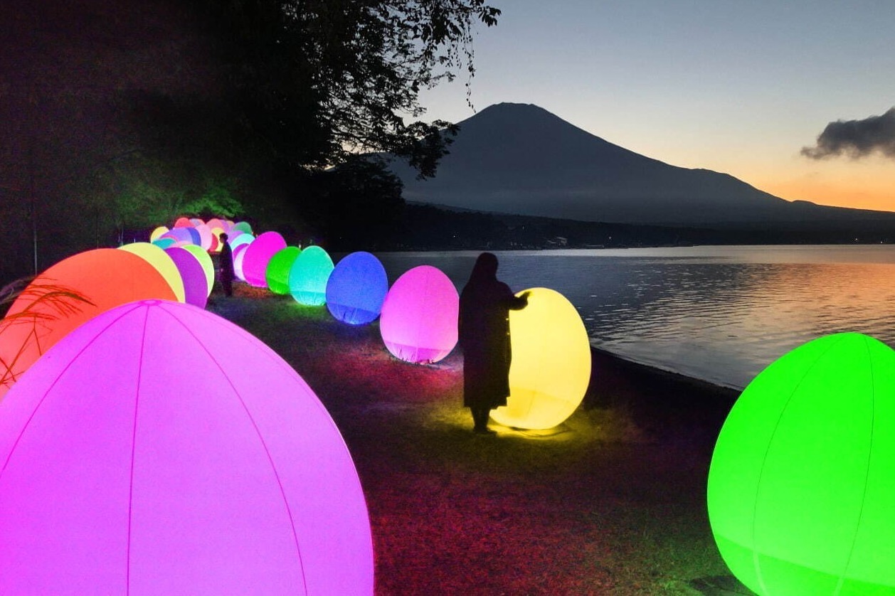 デジタル｜チームラボ“山中湖の湖畔”でアート展、湖畔に並ぶ“光のアート”や木々沿いを歩くデジタル肖像群