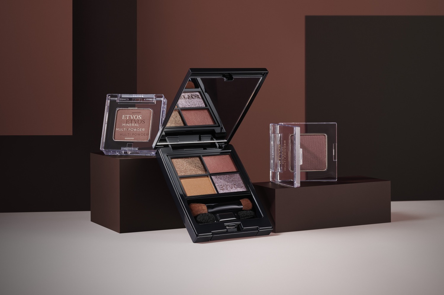 マットアイシャドウ｜エトヴォス23年秋コスメ、“グリッター＆マット”のスモーキーな4色アイパレットが限定復刻