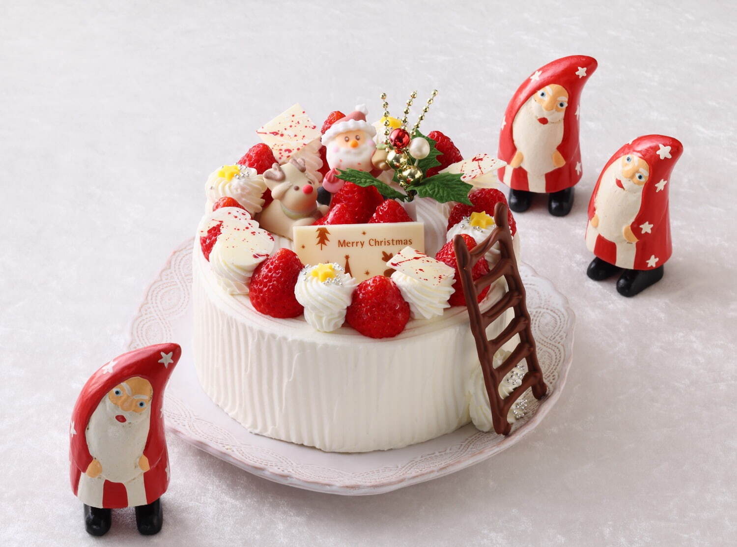 ホテル日航大阪のクリスマスケーキ2023、苺たっぷり華やか2段ショート＆チョコのはしご付きケーキ｜写真3