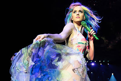 ロベルト カヴァリ、ヴァレンティノがケイティ・ペリーのツアー衣装をデザイン