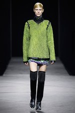 アレキサンダー ワン 2014-15年秋冬コレクション - 実用的アイテムに遊び心ある演出｜写真24