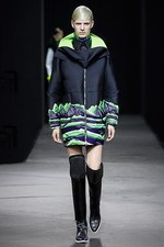 アレキサンダー ワン 2014-15年秋冬コレクション - 実用的アイテムに遊び心ある演出｜写真25